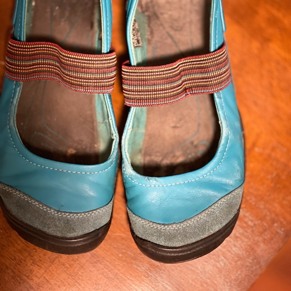 Keen Turqoise Leather Mary Janes with Rainbow elastic strap size 8